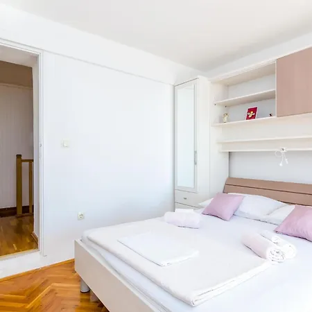 Lovely In With Wifi Ferienhaus